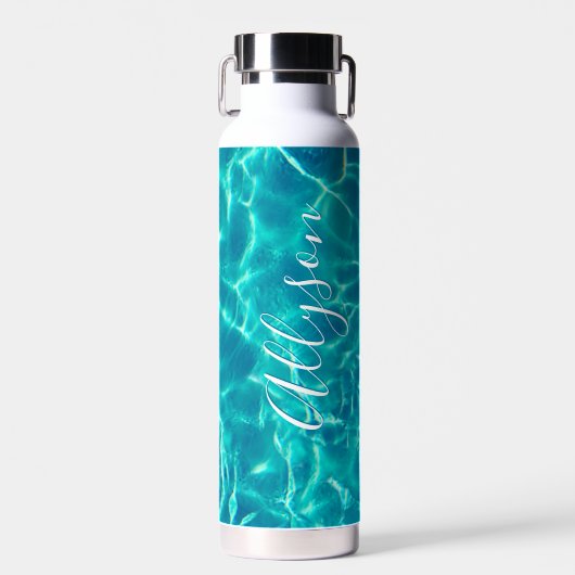 Verticale naam in witte script op een turquoise wa waterfles (Voorkant)