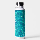 Verticale naam in witte script op een turquoise wa waterfles (Rechts)