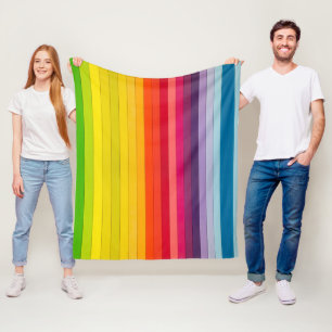 Verticale regenboog gekleurd in strips fleece deken