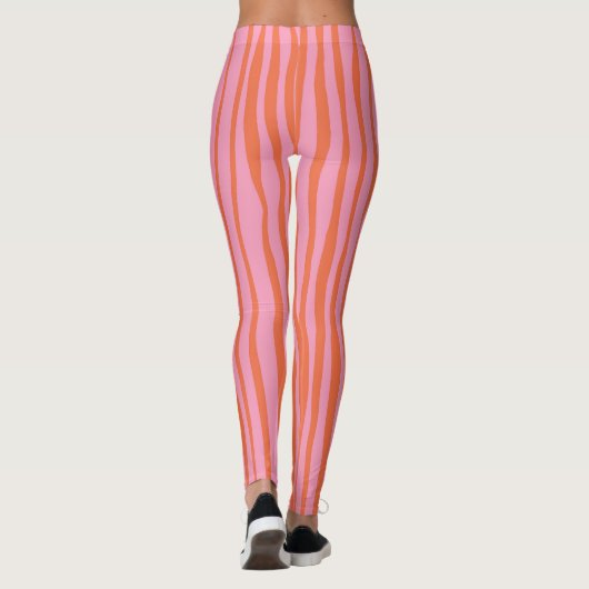Verticale retrogolvende lijnen - pastel oranje en leggings (Achterkant)