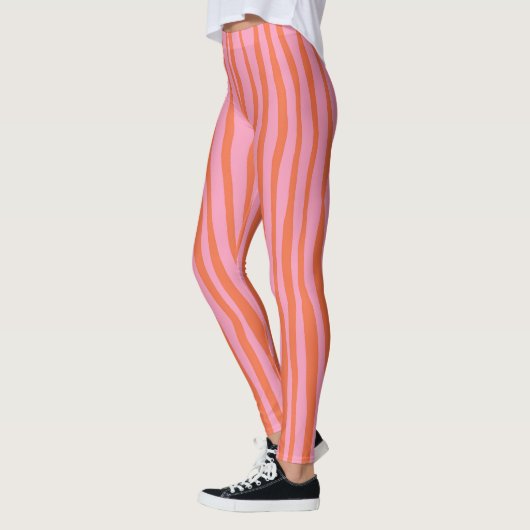 Verticale retrogolvende lijnen - pastel oranje en  leggings (Links)