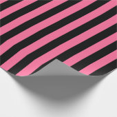 Verticale roze en zwarte strepen cadeaupapier (Hoek)