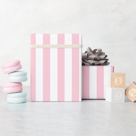 Verticale strepen babyroze en wit gestreept cadeaupapier (Baby Shower)