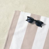 Verticale strepen beige en wit gestreept strandlaken (In situ)