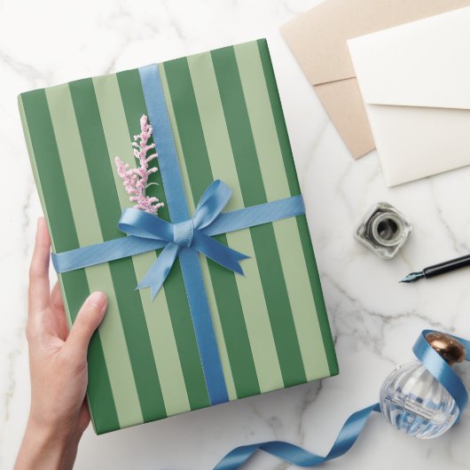 Verticale strepen bosgroen gestreept cadeaupapier (Geschenken)
