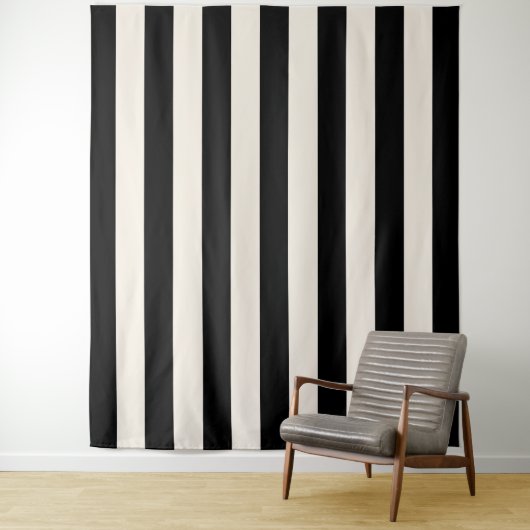 Verticale strepen zwart en crème wit gestreept wandkleed (In situ)