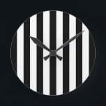 Verticale strepen zwart en wit gestreept ronde klok<br><div class="desc">Verticale strepen - zwart-wit gestreepte patroon.</div>