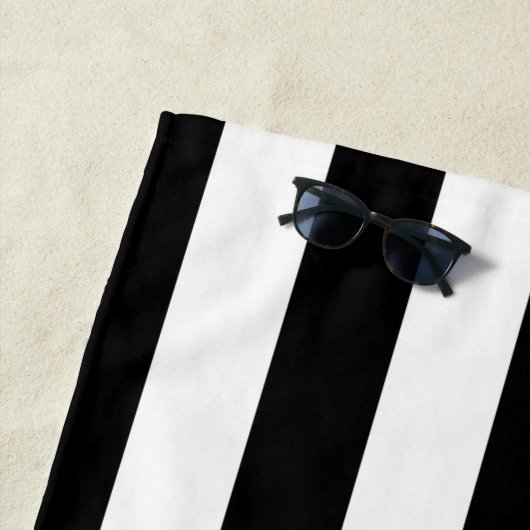 Verticale strepen zwart en wit gestreept strandlaken (In situ)