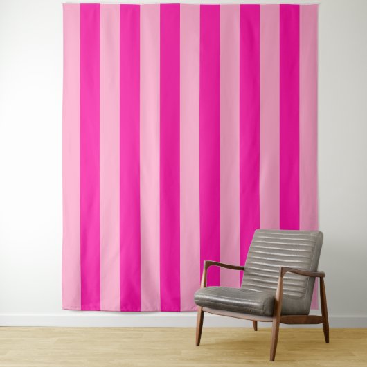 Verticale Stripes Hot Pink Wandkleed (In situ)
