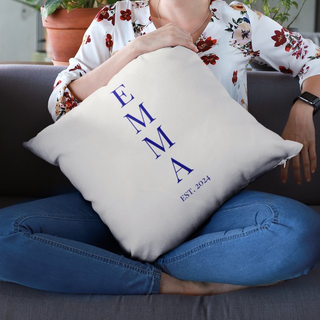 Verticale vetnaamstapel kussen (Throw pillow with vertically stacked bold name design and small phrase est. 2024 below.)