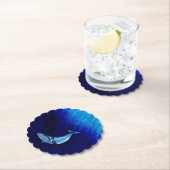 Verticale walvisbewegingsschaal naar beneden in oc kartonnen onderzetters (Insitu)