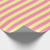 Verticale zachte gele en roze strepen cadeaupapier (Hoek)