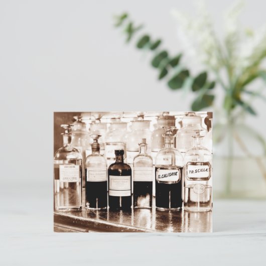 Vertoning van apothekerflessen die drugs bevatten briefkaart (Staand voorkant)