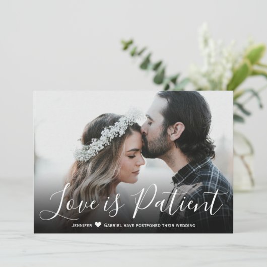 Vertraagde trouwdatumaankondiging: Liefde is Gedul Kaart (Staand voorkant)