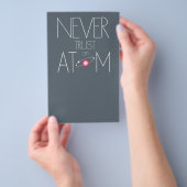 Vertrouw atoom nooit flyer (Hand)
