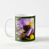 Vertrouw de Heer, Bee op Crocus Flower Koffiemok (Links)