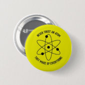 vertrouw een atoom nooit ronde button 5,7 cm (Voorkant /achterkant)