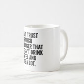 Vertrouw geen filiaalmanager die niet Drink Koffiemok (Voorkant rechts)