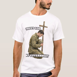 Vertrouw God Niet Overheid Biddende Soldaat Kleur T-shirt