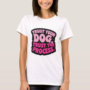 Vertrouw je hond, vertrouw het proces t-shirt