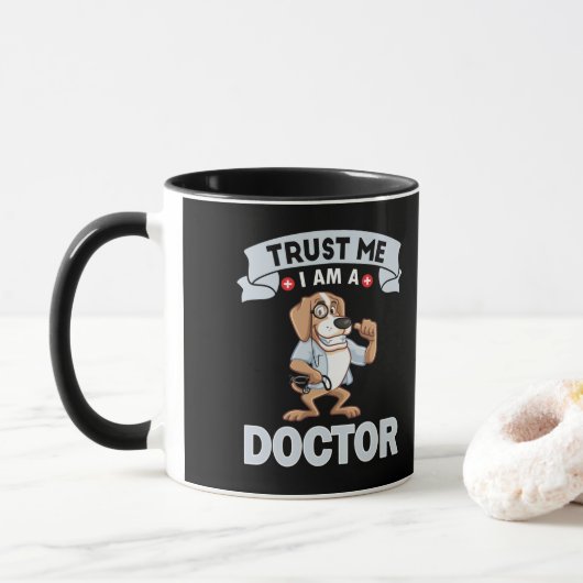 Vertrouw me als dokter T-Shirt Mok (Met donut)