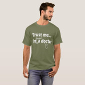 vertrouw me dat ik bijna dokter ben t-shirt (Voorkant volledig)