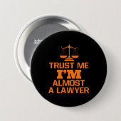 Vertrouw me dat ik bijna een advocaat ben ronde button 7,6 cm (Voorkant /achterkant)