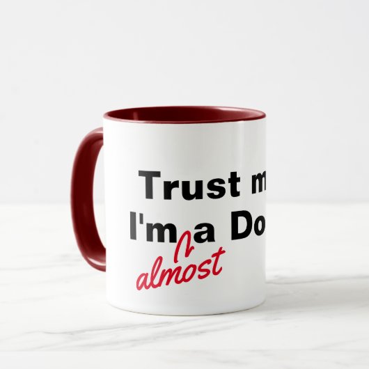 Vertrouw me dat ik bijna een dokter ben. mok (Voorkant links)