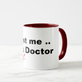 Vertrouw me dat ik bijna een dokter ben. mok (Voorkant rechts)