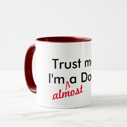 Vertrouw me dat ik bijna een dokter ben. mok (Voorkant links)