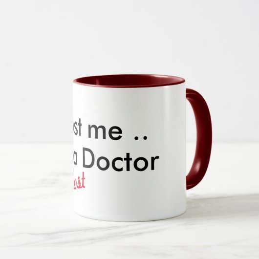 Vertrouw me dat ik bijna een dokter ben. mok (Voorkant rechts)