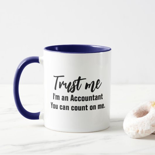 Vertrouw me dat ik een accountant ben. mok (Met donut)