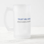 Vertrouw me dat ik een archeoloog ben matglas bierpul (Links)