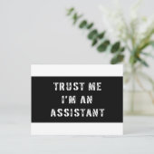 Vertrouw me dat ik een assistent ben briefkaart (Staand voorkant)