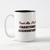 Vertrouw me dat ik een Chartered Accountant ben Tweekleurige Koffiemok (Links)