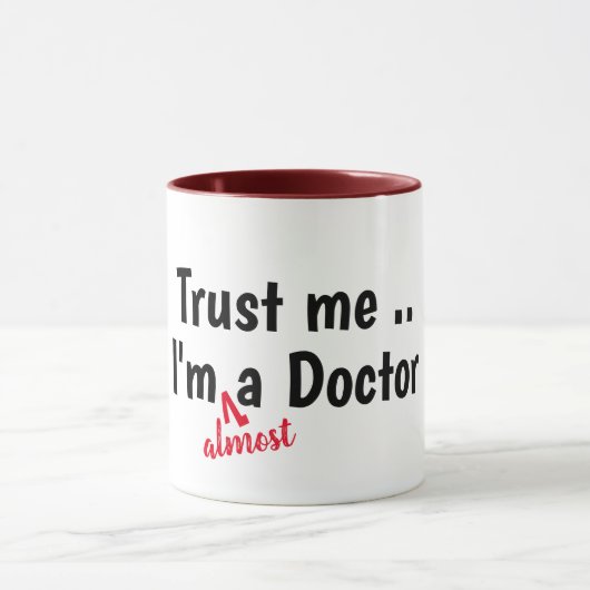 vertrouw me dat ik een dokter ben die een grappige mok (Midden)