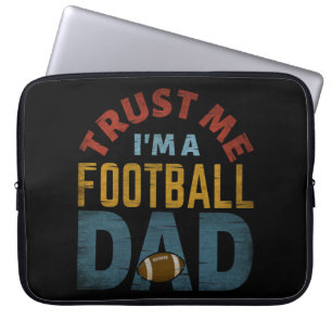 VERTROUW ME DAT IK EEN FOOTBALL DAD BEN LAPTOP SLEEVE