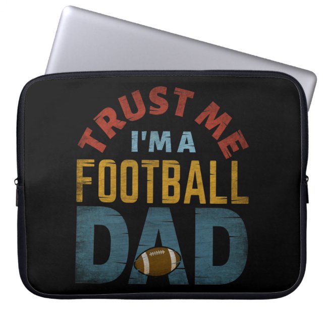 VERTROUW ME DAT IK EEN FOOTBALL DAD BEN LAPTOP SLEEVE (Voorkant)
