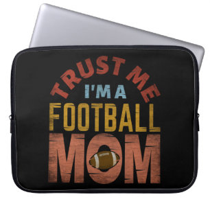 VERTROUW ME DAT IK EEN FOOTBALL MOM BEN LAPTOP SLEEVE