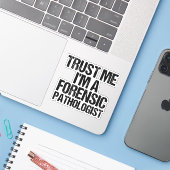 Vertrouw me dat ik een forensische patholoog ben sticker (Laptop met iPhone)