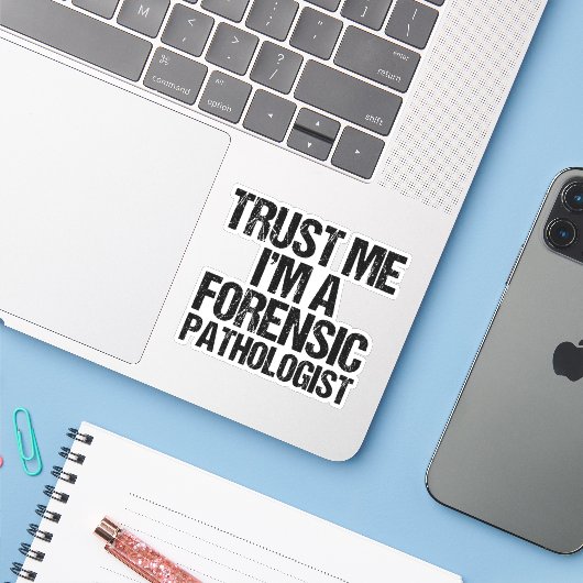 Vertrouw me dat ik een forensische patholoog ben sticker (Laptop met iPhone)