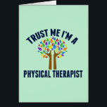 Vertrouw me dat ik een Fysieke Therapistische Kaar<br><div class="desc">Vertrouw me dat ik een fysiotherapeut ben. Kute humor met een mooie regenboogboom voor een grappige PT.</div>