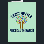 Vertrouw me dat ik een Fysieke Therapistische Kaar<br><div class="desc">Vertrouw me dat ik een fysiotherapeut ben. Kute humor met een mooie regenboogboom voor een grappige PT.</div>