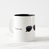 Vertrouw me dat ik een piloot ben tweekleurige koffiemok (Voorkant links)