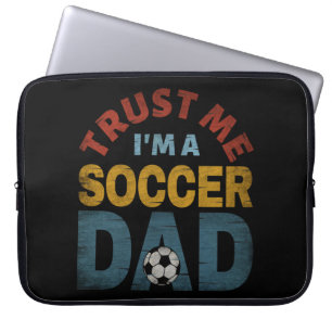 VERTROUW ME DAT IK EEN SOCCER DAD BEN LAPTOP SLEEVE