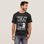 Vertrouw me dat ik een webontwikkelaar ben die ik t-shirt (Voorkant volledig)