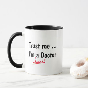 Vertrouw Me Ik Ben Bijna Dokter Mok - Medische Pun