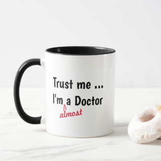 Vertrouw Me Ik Ben Bijna Dokter Mok - Medische Pun