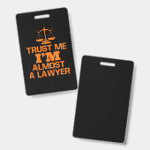 Vertrouw Me Ik Ben Bijna Een Advocaat Badge (Voor- en achterkant)