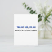 Vertrouw me ik ben een administratief assistent briefkaart (Staand voorkant)